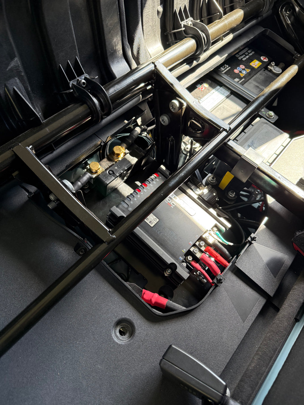 GPC Offroad - REDARC Alpha 50 Montageplatte für Ineos Grenadier (Ersatz des org. Ladegerätes)