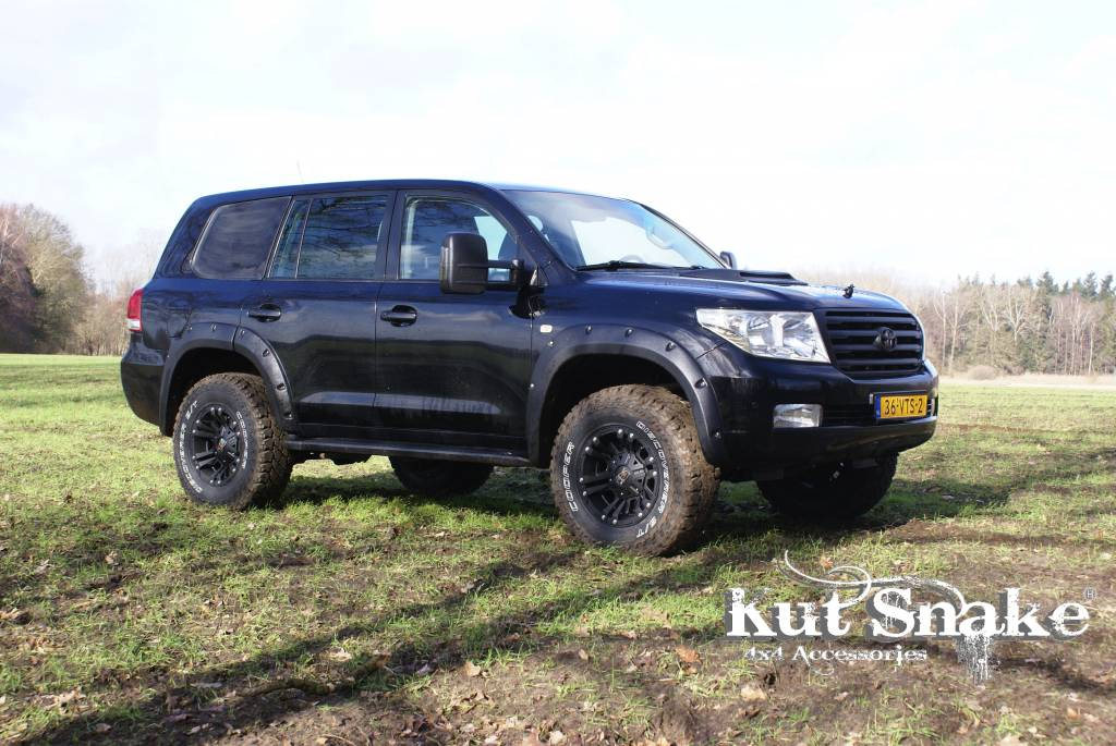 Kut Snake fender flares Toyota Landcruiser 200 - 50 mm wide - 2007-2012