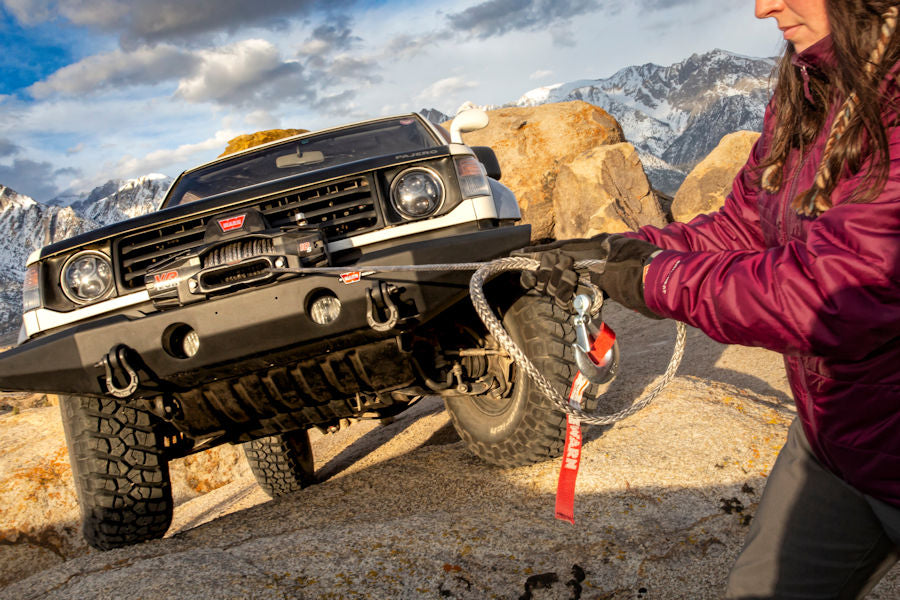 WARN VR Evo 10s, 12V 4,536KG pulling force including plastic rope