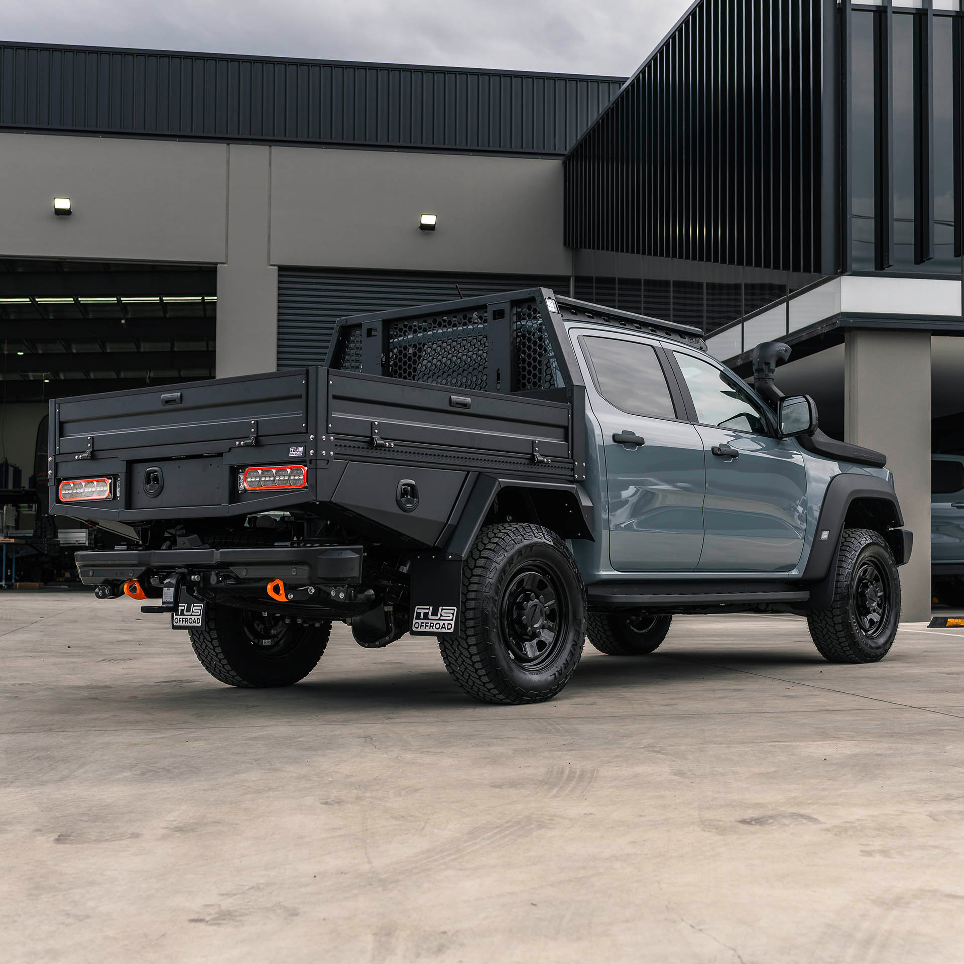 TUS-Offroad - DR2 Tray mit Unterflur-Toolboxen & Mud Guard
