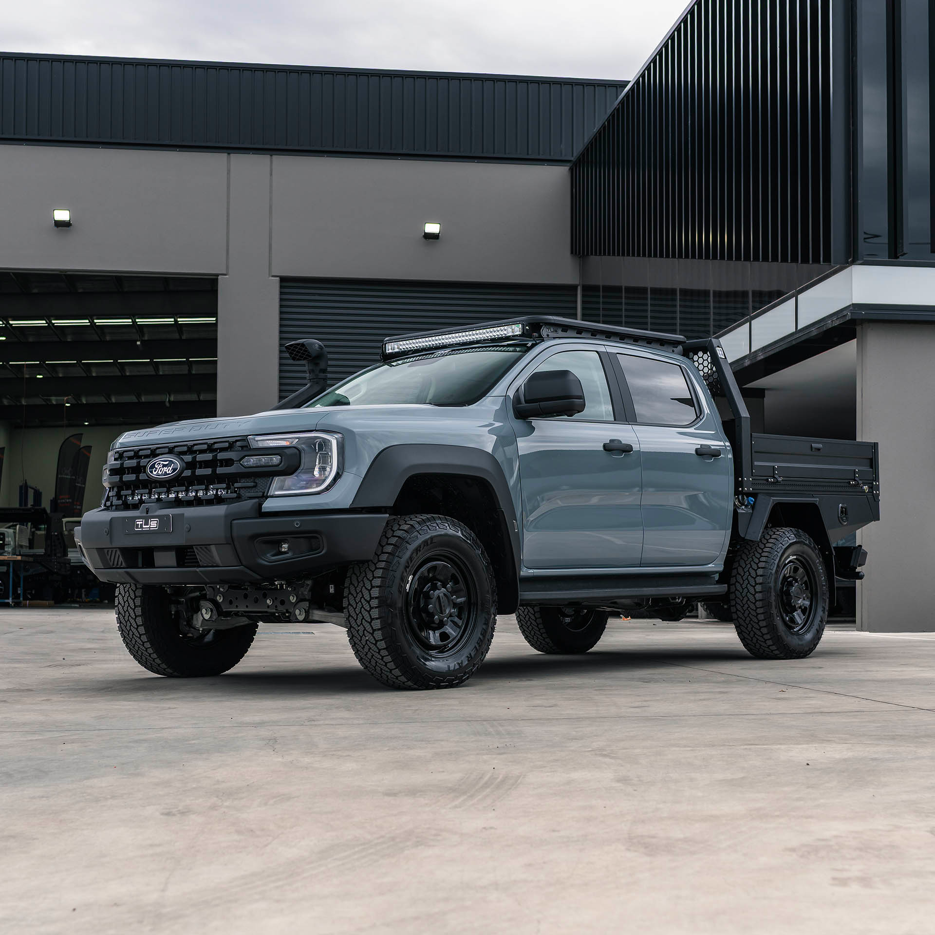 TUS-Offroad - DR2 Tray mit Unterflur-Toolboxen & Mud Guard