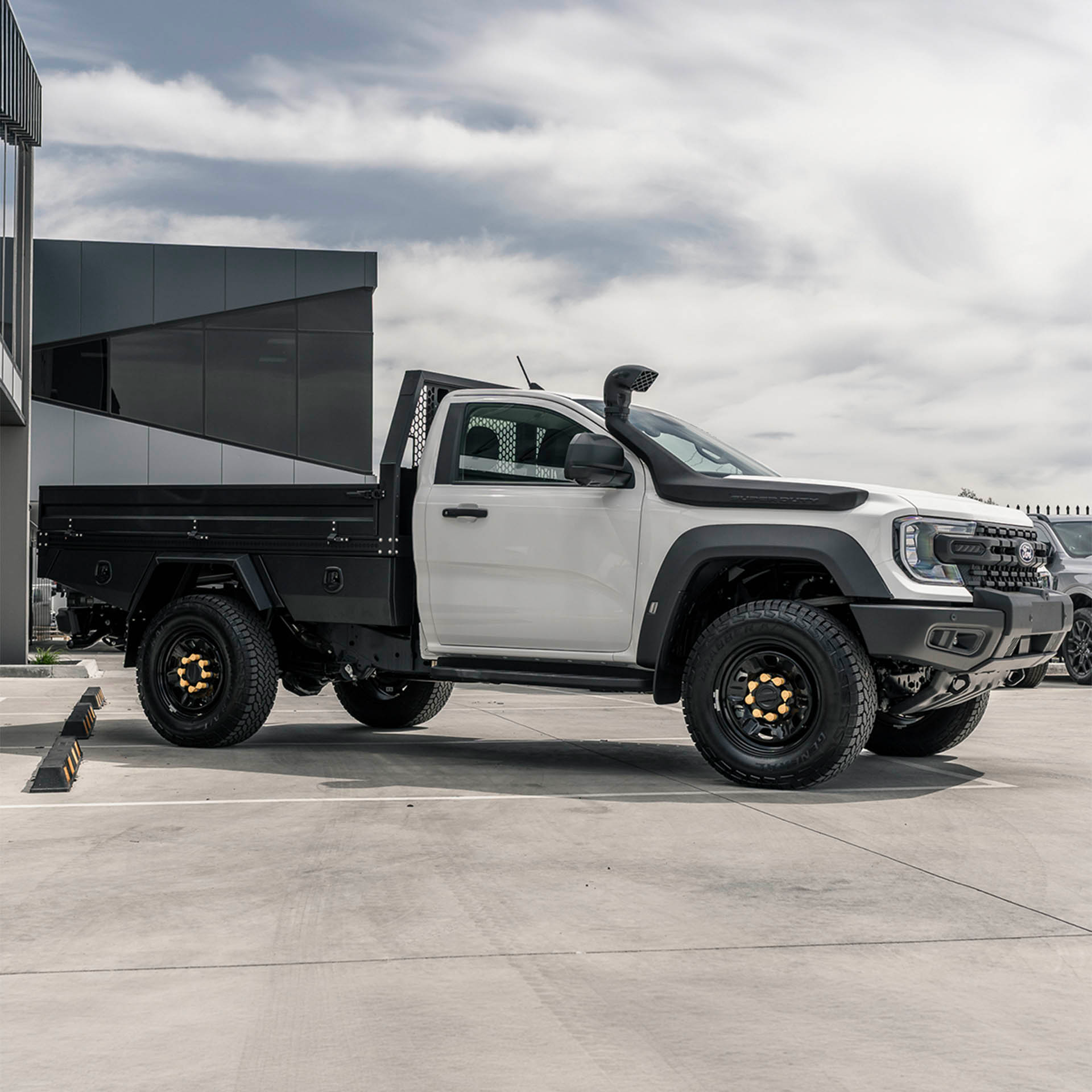 TUS-Offroad - DR2 Tray mit Unterflur-Toolboxen & Mud Guard