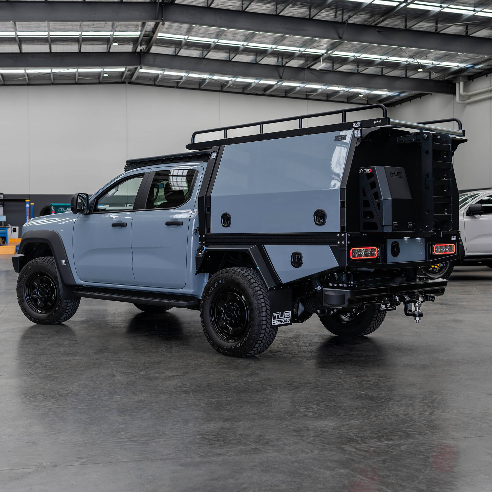 TUS-Offroad - DR2 Tray mit Unterflur-Toolboxen & Mud Guard