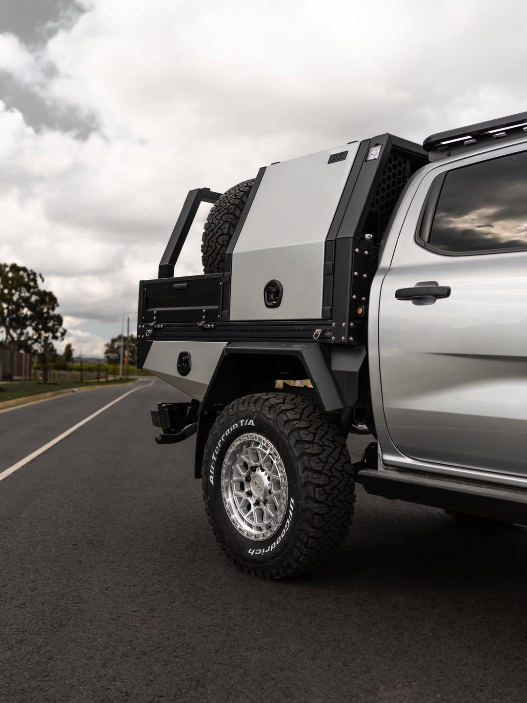 TUS-Offroad - DR2 Tray mit Unterflur-Toolboxen & Mud Guard
