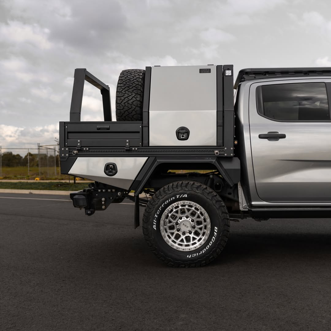 TUS-Offroad - DR2 Tray mit Unterflur-Toolboxen & Mud Guard