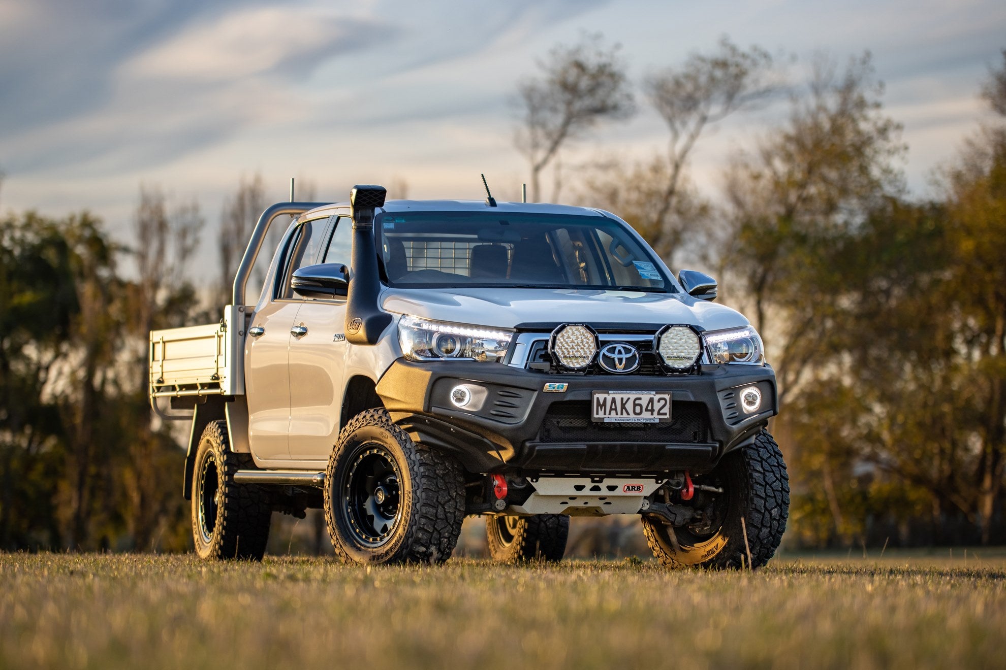 ARB Stealthbar HD-Seilwindenstoßstange für Toyota Hilux (ab 2015+) mit Gutachten, Nebelscheinwerfer, Montagkit