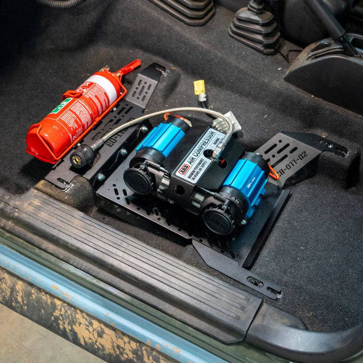 Kompressor & Feuerlöscher Halterung (Unter dem Sitz) für Suzuki Jimny JB74 - Pirate CAMP CO.
