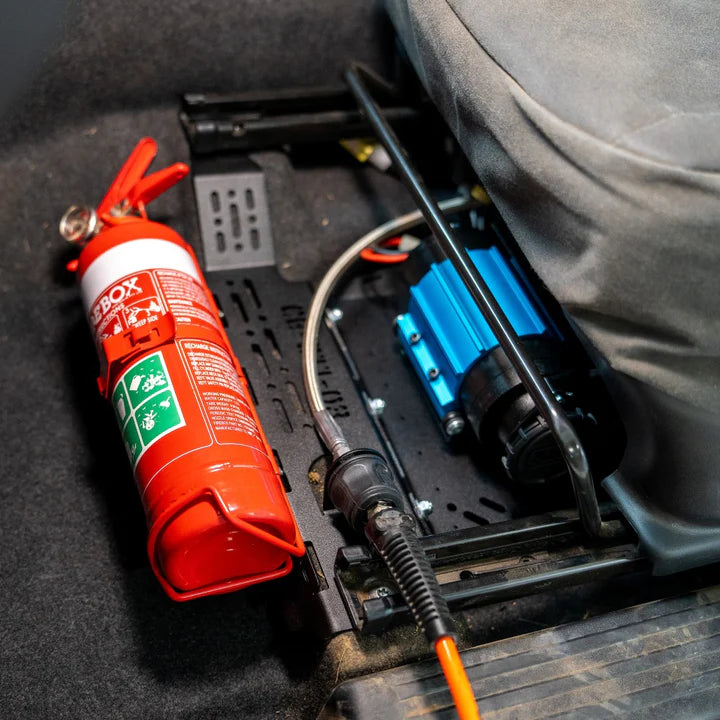 Kompressor & Feuerlöscher Halterung (Unter dem Sitz) für Suzuki Jimny JB74 - Pirate CAMP CO.