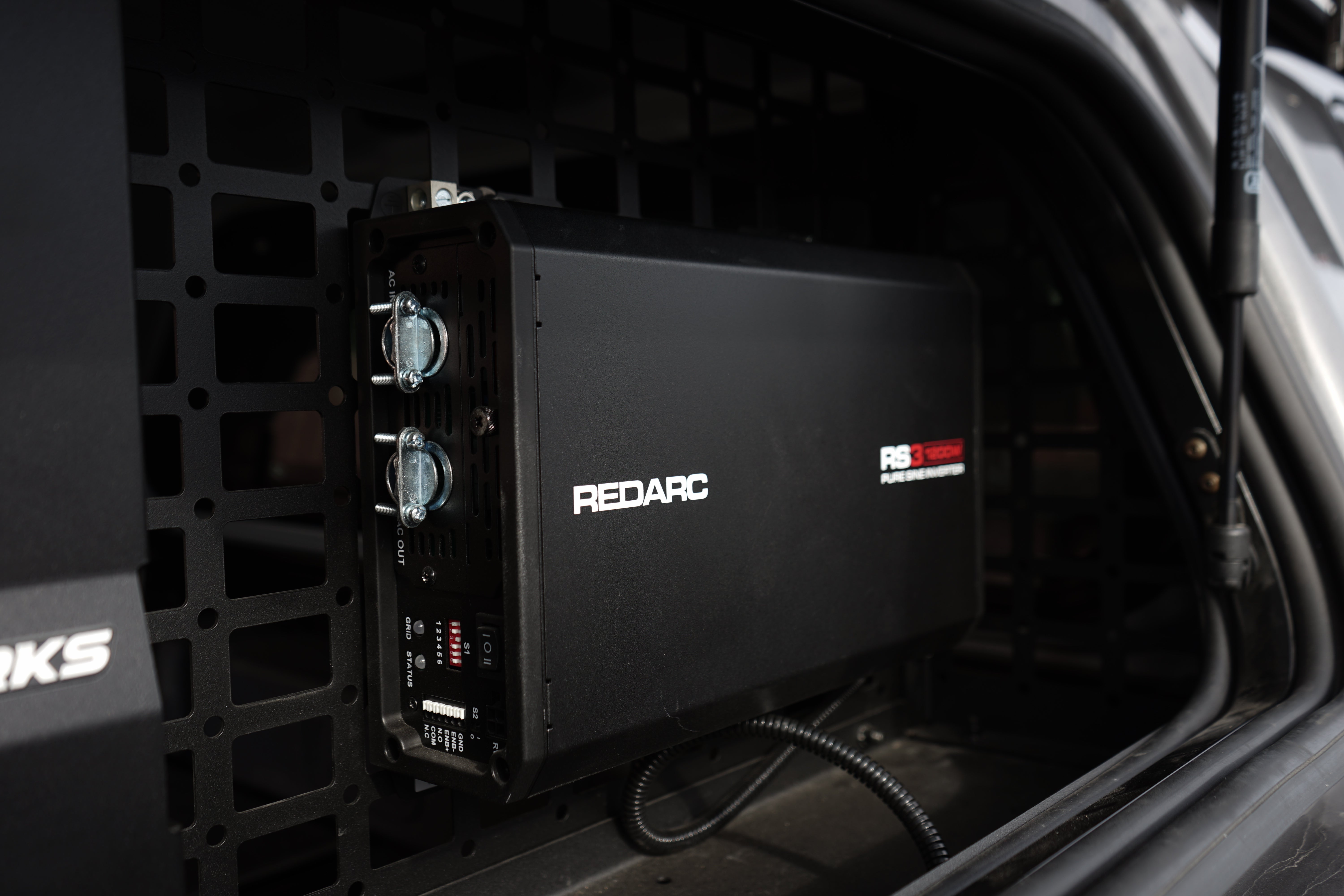 REDARC 12V-Wechselrichter mit 3000 W und reiner Sinuswelle sowie ATS