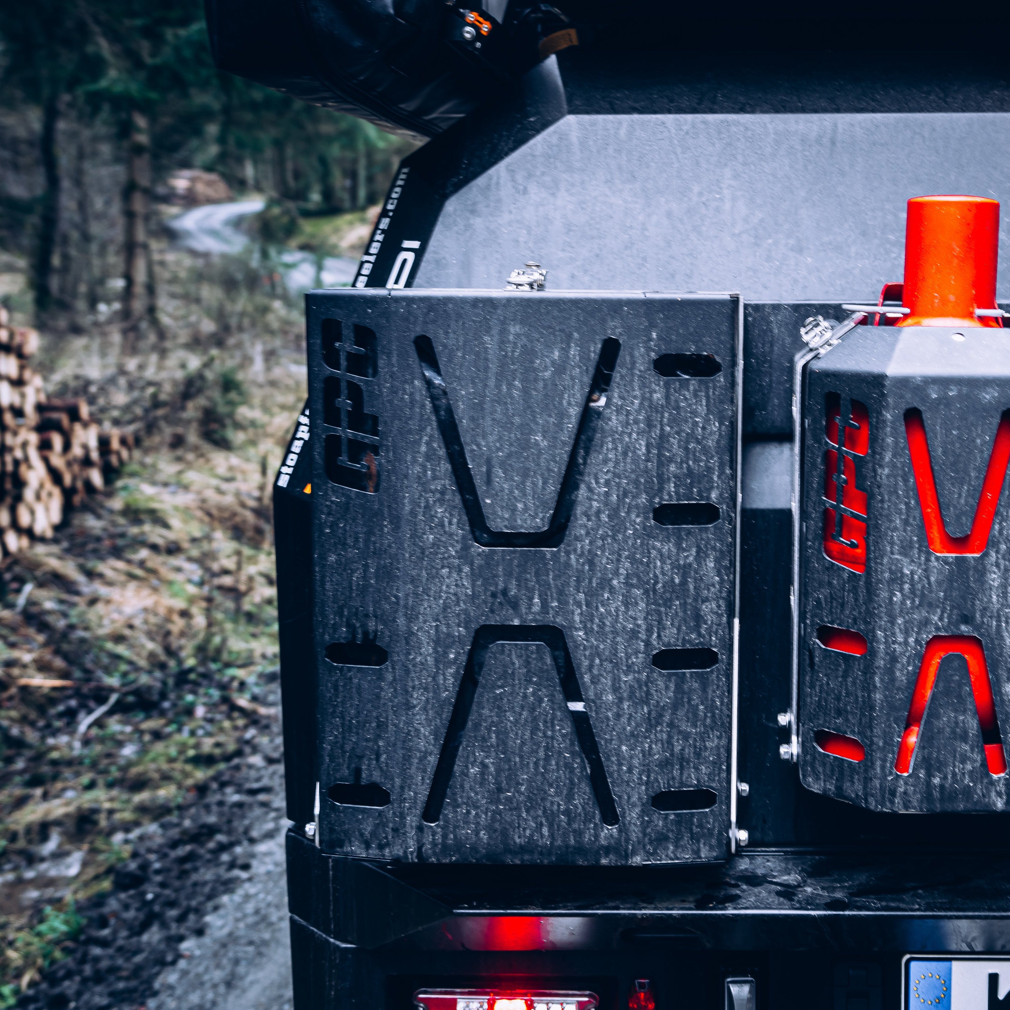 GPC Kanisterhalterung Universal 20L - kippbar, schwarz - GPC-Offroad