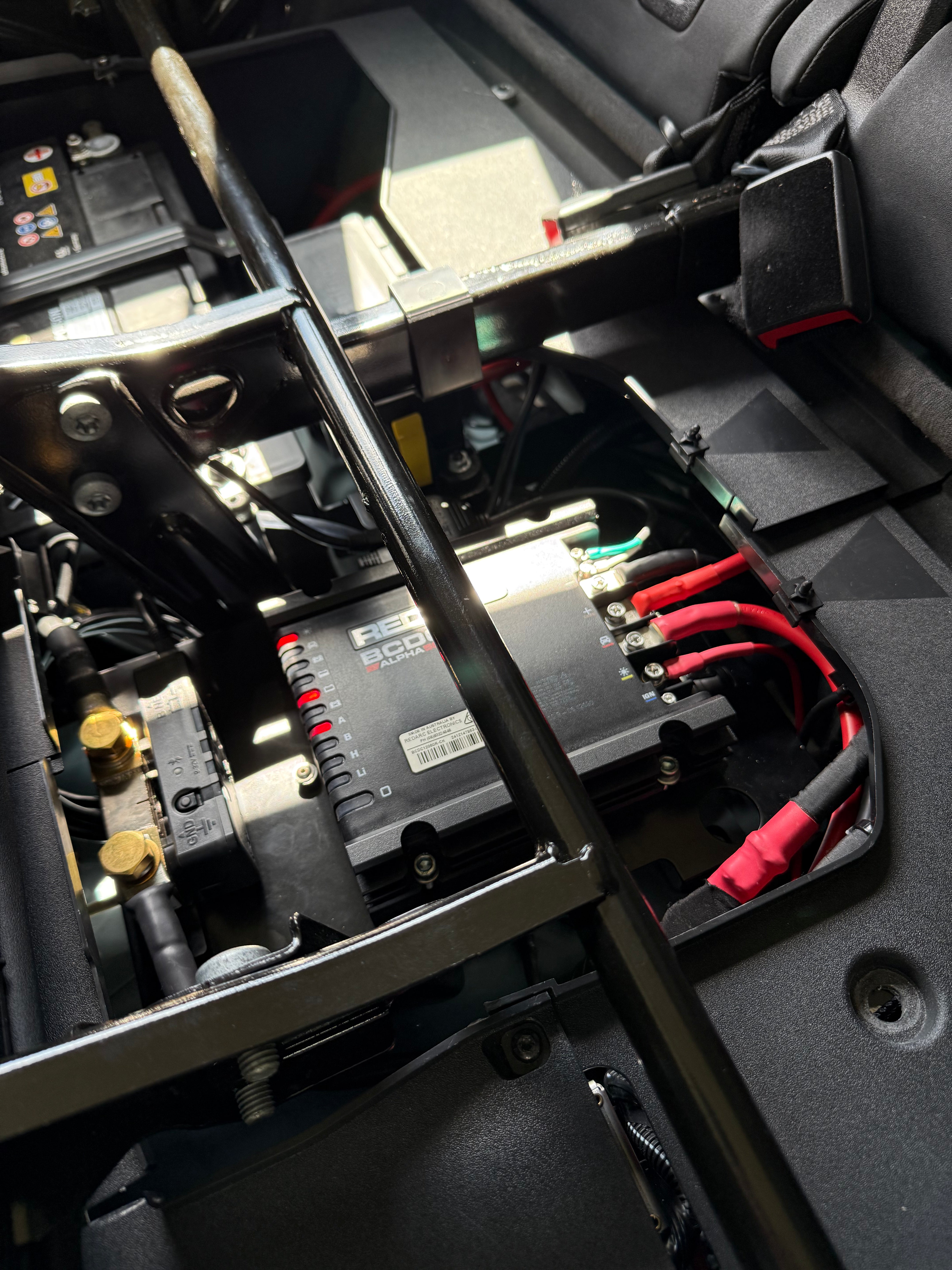 GPC Offroad - REDARC Alpha 50 Montageplatte für Ineos Grenadier (Ersatz des org. Ladegerätes) - GPC-Offroad