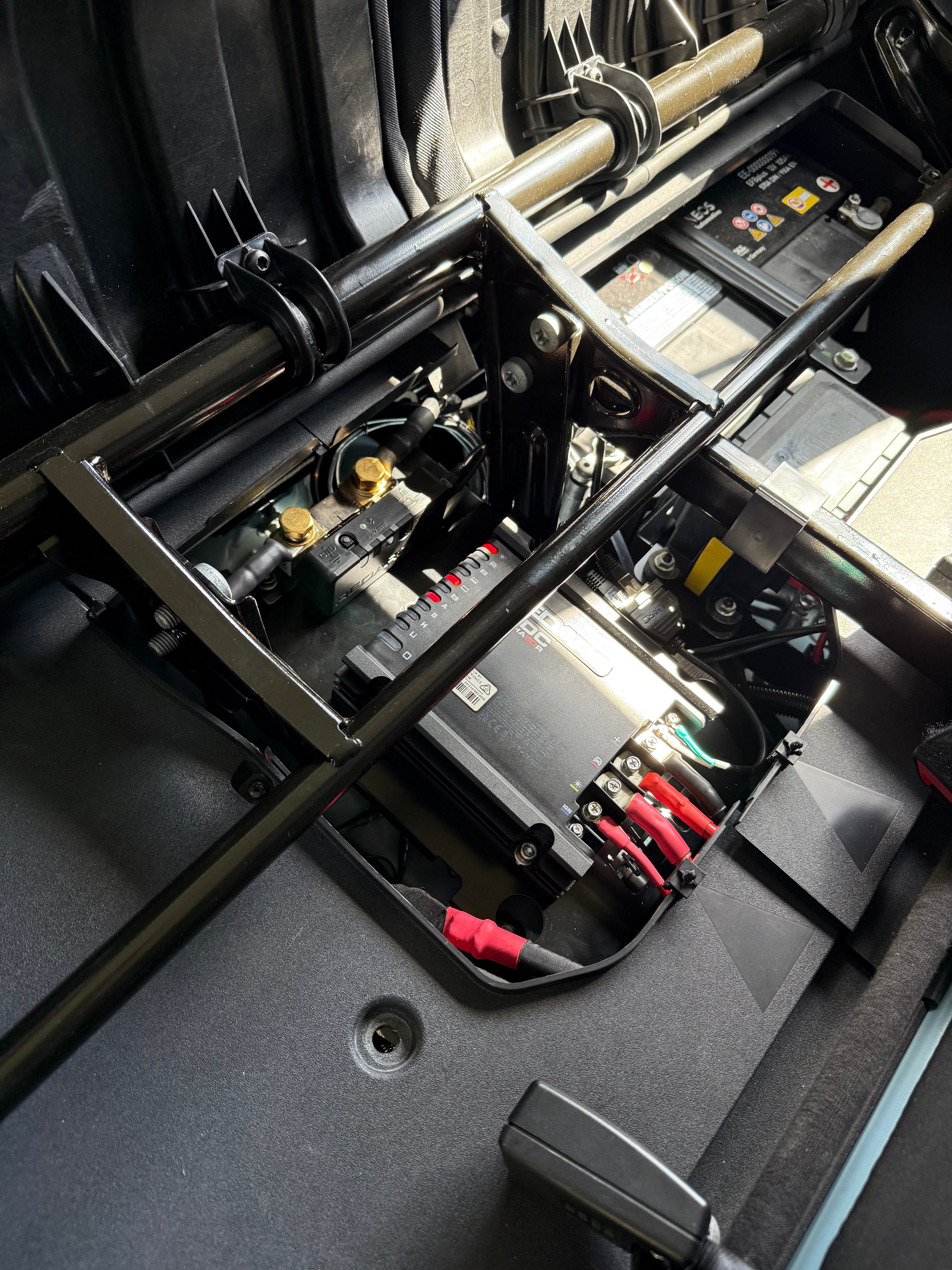 GPC Offroad - REDARC Alpha 50 Montageplatte für Ineos Grenadier (Ersatz des org. Ladegerätes) - GPC-Offroad