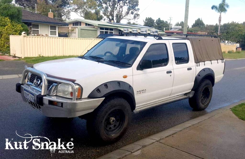 Kut Snake Kotflügelverbreiterung Nissan Navara D22 - 80 mm Breite - Struktur Oberfläche