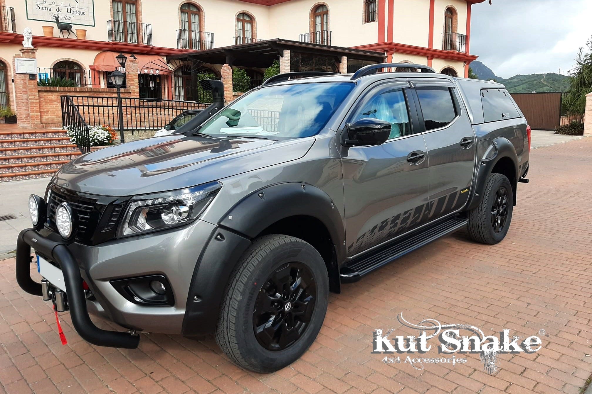 Kut Snake Kotflügelverbreiterung Nissan Navara D23 - 50 mm Breite - Struktur Oberfläche