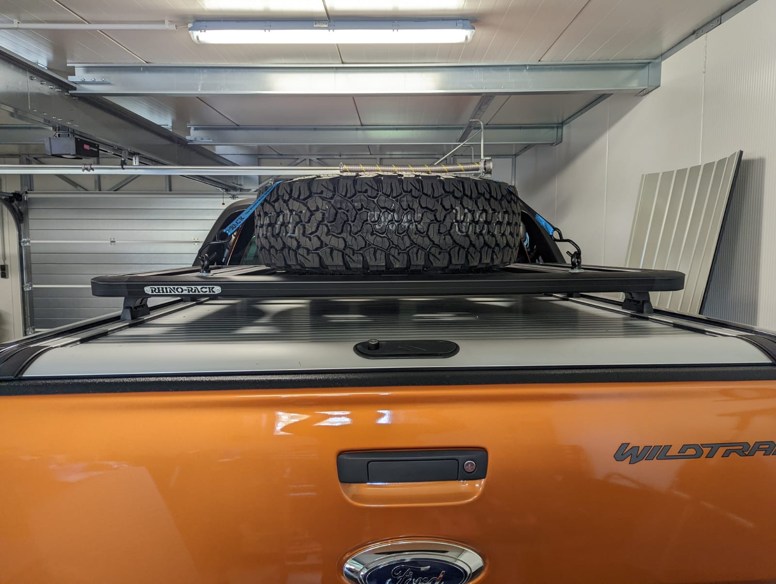 Ford Ranger D/Cab &amp; Raptor RHINO-RACK™ loading area platform for MountainTop roller blind