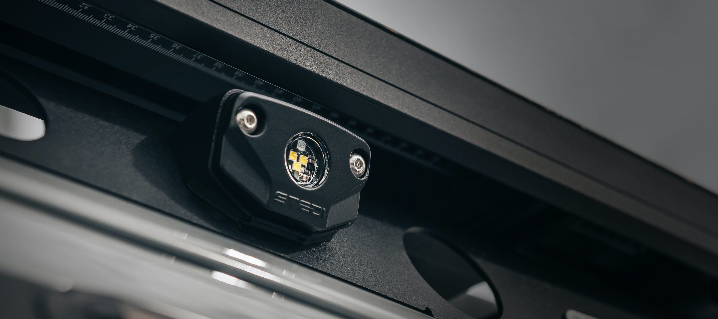 STEDI Easy Fit Surface LED Rock Lights - Halterung für Rhino Rack Backbone